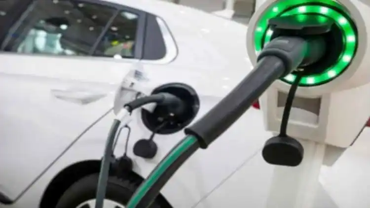 بطاقة ديوا ودولة الإمارات: هل يمكنك شحن سيارتك الكهربائية في أبوظبي باستخدام بطاقة "Green Charger" الصادرة من دبي؟